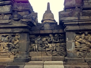 Inscriptions incroyablement détaillées sur le Borobudur